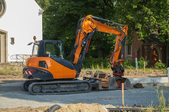 Ein Midi Raupenbagger im Strassenbau