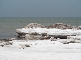 Krajobraz morski. Kry, ptaki, molo. © EwaAF