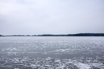 Obraz premium Frozen lake surface creating abstract winter nature patterns