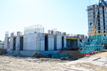Obraz premium Construction site with concrete foundations and steel reinforcements visible