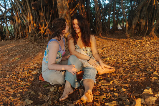 Golden Hour Laughter Beneath Nature&rsquo;s Canopy