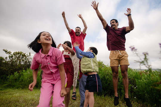 Jump to try to catch a freesby