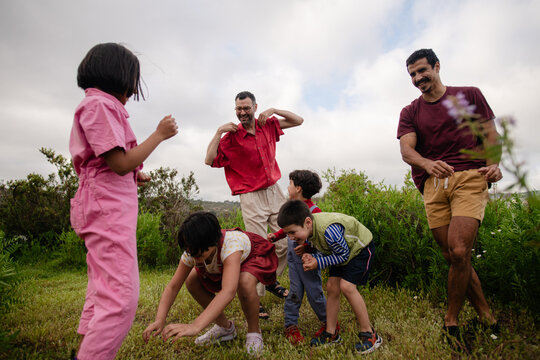 Jump to try to catch a freesby