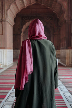 Woman explores mosque in India