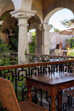 Portico with table and plants