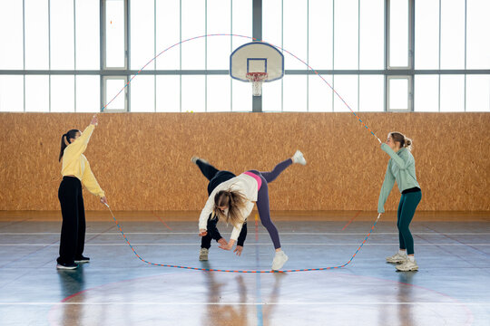 Teamwork in Synchronized Double Dutch Jumping Hope