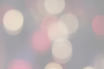 Fototapeta premium Una toma de cerca de una fondo abstracto de luces de navidad de diferentes colores en la oscuridad. Desenfoque bokeh 