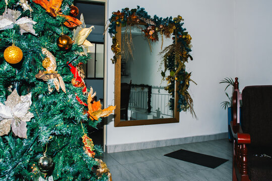 Chistmas tree with garnal on mirror