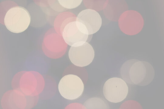 Una toma de cerca de una fondo abstracto de luces de navidad de diferentes colores en la oscuridad. Desenfoque bokeh
