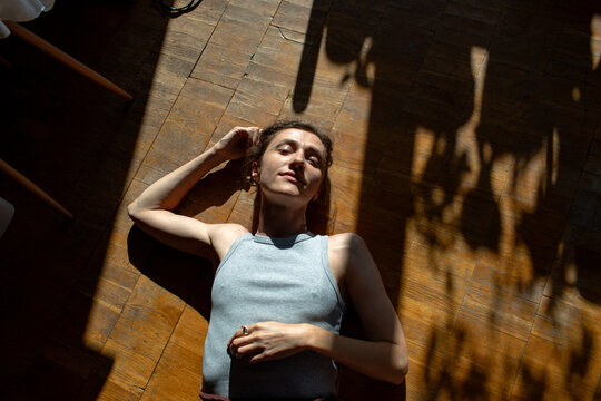 the woman is lying in the room 