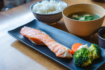 焼き鮭とご飯の朝食定食