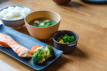 納豆小鉢付きの和朝食