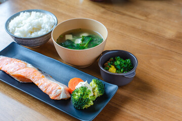 和朝食セットと木目背景