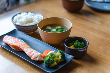 味噌汁と納豆の朝食