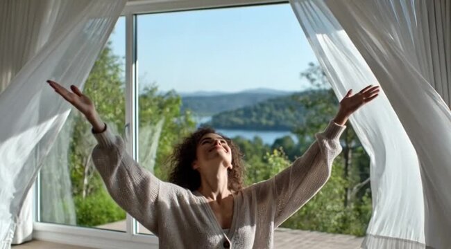 Mulher Feliz Expressando Gratidao &ndash; Emocao Positiva, Bons Sentimentos e Energia Espiritual