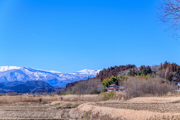 Fototapeta premium 雪の蔵王と青空と春を待つ里山 