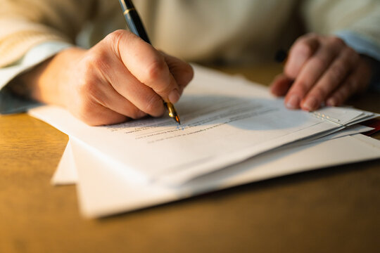 Woman's hands fill out the questionnaire