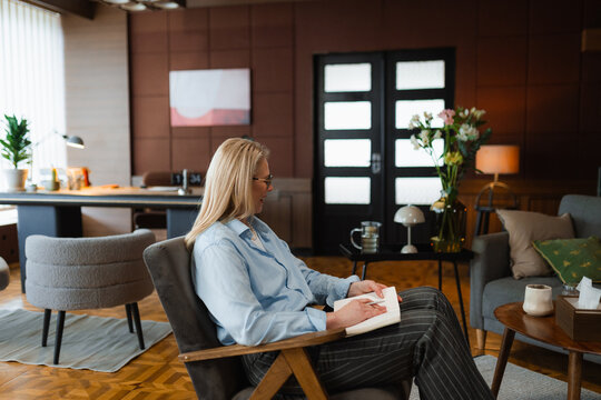 The psychologist talks to the patient