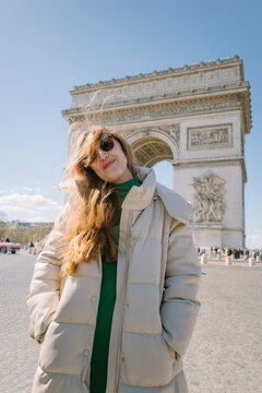 Tourist wind struggles in Paris