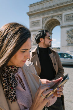 Couple planning route in Paris