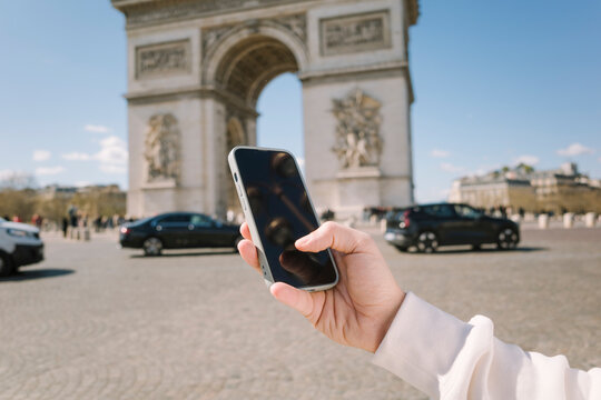 Smartphone screen Arc de Triomphe