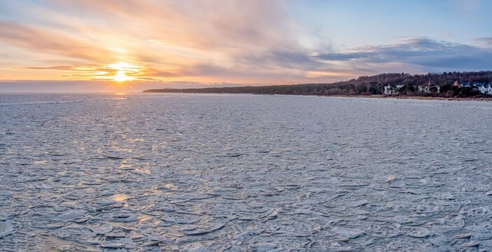 Sonnenaufgang &uuml;ber der zugefrorenen Ostsee in Zinnowitz mit Blick nach Zempin, seltene Eisblumen auf der Meeresoberfl&auml;che, mystische Winterstimmung im Februar 2026