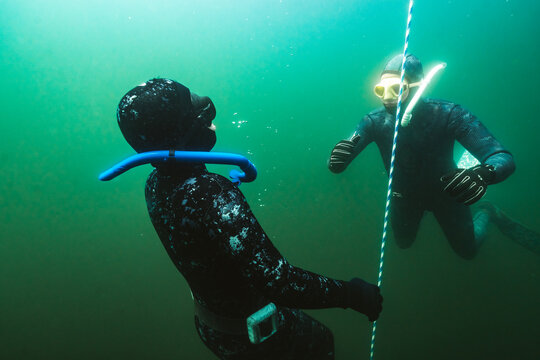 Underwater Communication Between Freedivers