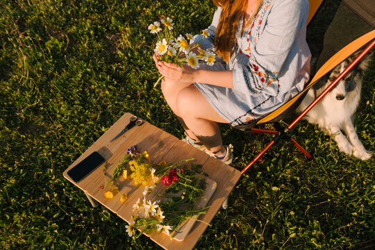 Holding bouquet at flower table