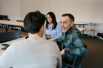 Obraz premium Business people collaborating on idea during office meeting