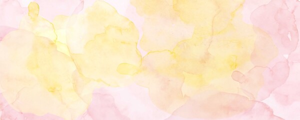黄色の水彩絵の具で描いたピンクの花びらの背景