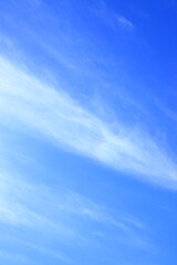 日本の晩秋の青空に浮かぶ雲(縦長)