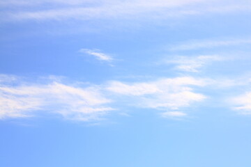 日本の晩秋の青空に浮かぶ雲(横長)