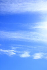 日本の晩秋の青空に浮かぶ雲(縦長)