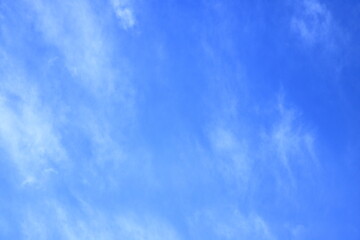 日本の晩秋の青空に浮かぶ雲(横長)