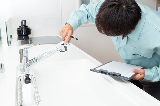 キッチン水栓の点検をする作業員