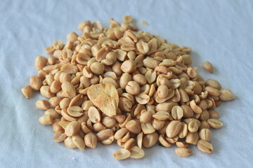 Fototapeta premium A savory and delicious fried peanut snack. Topped with fried garlic, it's even more delicious.