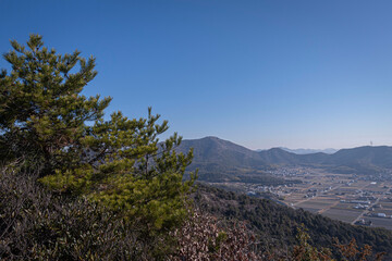 高御位山（たかみくらやま）兵庫県加古川市と高砂市にまたがる標高304mの山のハイキング中に見える風景 © HOTAKA