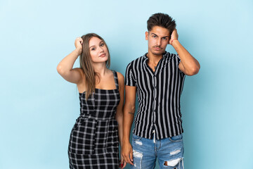 Naklejka premium Teenager caucasian couple isolated on blue background with an expression of frustration and not understanding