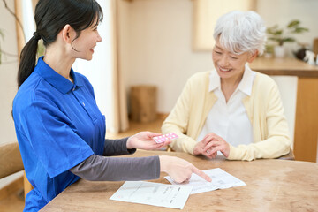 訪問介護で服薬介助をするアジア人介護士