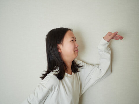 家の中に各種ポーズをして楽しく遊んでいる十代の子供の姿