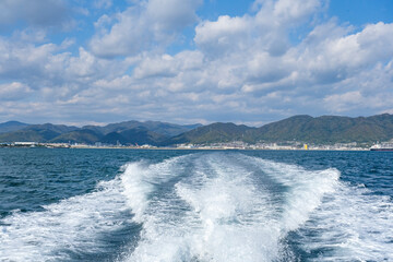 瀬戸内海の島々へ向かう船から見る三原の市街地