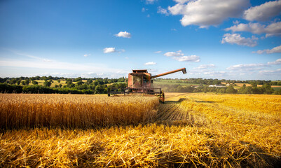 Fototapeta premium Machine agricole au milieu des champs dans la campagne française.