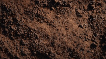 細かく湿った土の質感のクローズアップ写真。農業や園芸の素材として活用可能な土壌のイメージ。