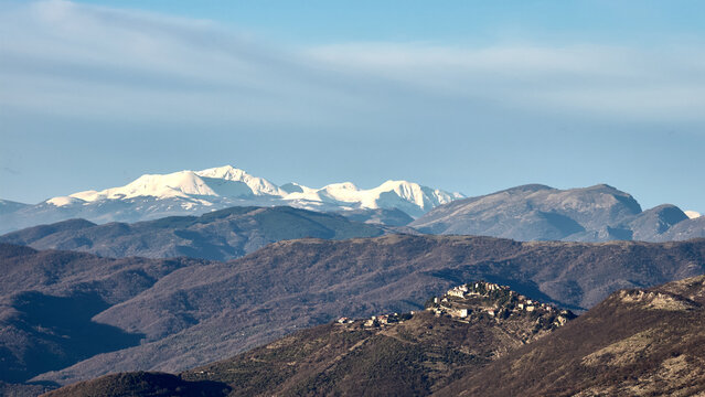 Da Guadagnolo: uno sguardo verso i Monti Reatini, il Terminillo e il paese di Saracinesco.