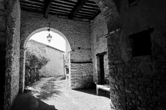 Borghi Italiani in bianco e nero. Gli antichi vicoli del centro storico di Monterone, antico borgo medievale.Provincia di Arezzo. Toscana, Italia