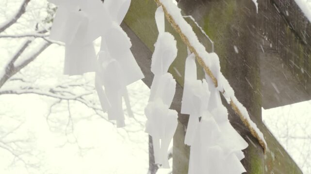 雪の神社　紙垂
