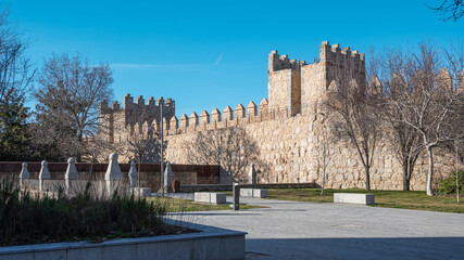 Jardines plaza de fuente del sol intramuros de las murallas medievales de Avila, España