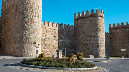 Muralla medieval y glorieta junto a la puerta de Adaja en la ciudad de Avila, Espa&ntilde;a
