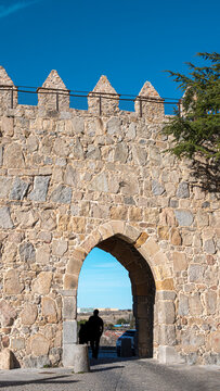 Puerta y arco del mariscal en la muralla medieval de Avila, Espa&ntilde;a