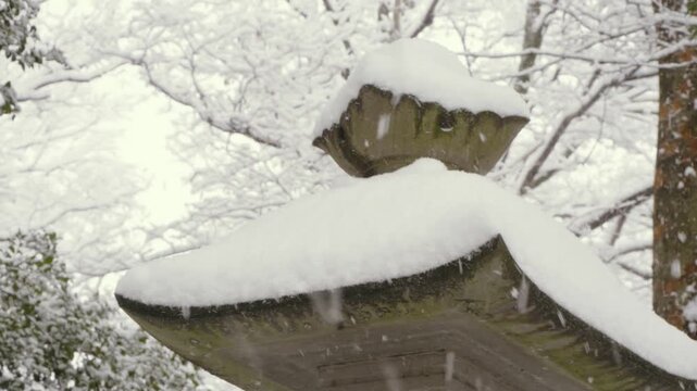 雪の灯籠
